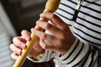 Gruppenmusikunterricht für Kinder in Dreieich mit Sopranflöte und Schlagzeug sowie Ukulele